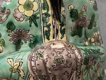 Drie Chinese famille rose en verte figuren, 19/20e eeuw